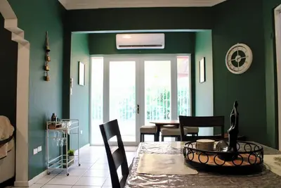 Image de Vintage Charm n Historic Miramar - Ac, Fast Wifi, Large Balcony, Very Spacious!