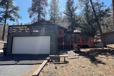 Image de Beary Cozy Cabin, 3-bdrm house in Wrightwood with WiFi. Ev charger