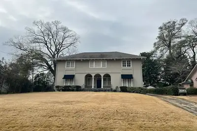 Image de Group Getaway in a Grand Historic Home | Sleeps 10 | 15 minutes to Fort Benning