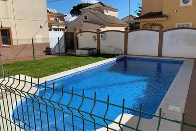Image de Piscina y garaje a 300 mts de playa