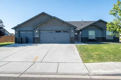 Image de Large Home, Garage, Large Fenced Yard #6218