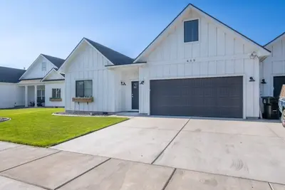 Image de Private Home, Garage & Yard - #650