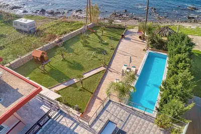 Image de Julia's Apt On the Beach ★ Pool★Family Garden Bbq ★ 2 bdrm ★ Sunset View