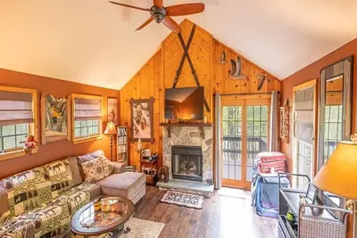 Image de Snow Owl Chalet - Dover, 4-Bd 3-Bth - 10 Min. - Mt Snow! Saltwater Hot Tub!