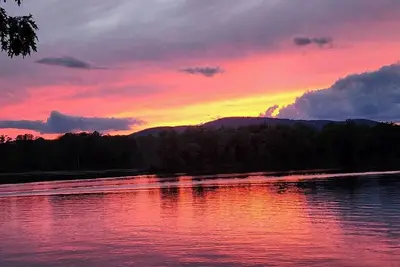 Image de Waterfront 2 Bedroom Apartment. With private yard in Queensbury with Ac, Wi-Fi