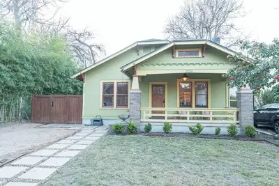 Image de Group Oasis w/ Backyard Walkable to SoCo + Lake