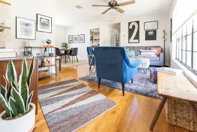 Image de Second Floor Serenity in a Great Location!