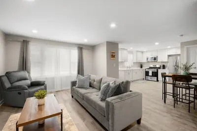 Image de Remote Worker Special: 2-bedroom townhome in Jackson Park Highlands neighborhood