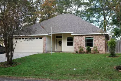 Image de Nestled near the tranquil shores of Lake Conroe