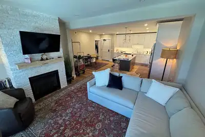 Image de Brand New Family, First floor condo. Location, Location. Location.