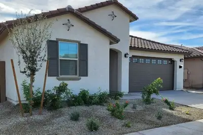 Image de Very Spacious 4 Bedrooms, 3 Baths, 2 Full Kitchens, 2 Car Grg, Large or 2 Family