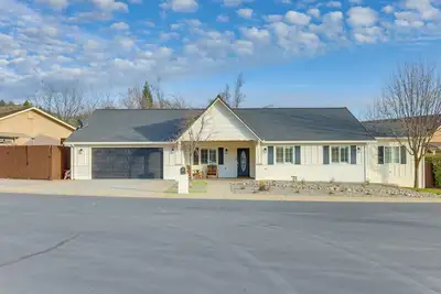 Image de Walk Downtown: Remodeled Home in Murphys w/ Yard!