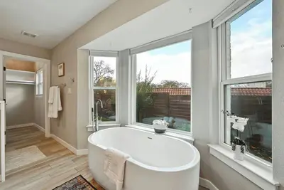 Image de Heart of Atx : Sleeps 8 - Firepit - Prime Location