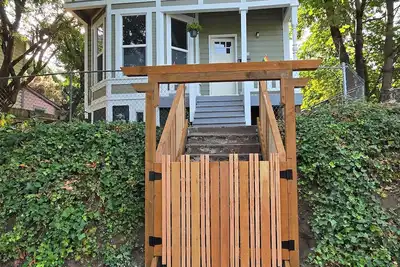 Cozy 3-beds house in Ne Portland. No garage. No driveway. Street Parking only.