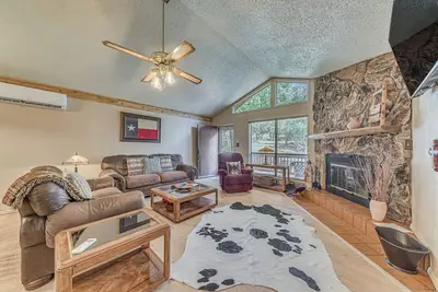 Image de 1 Mi to Downtown Ruidoso: Peaceful Forested Cabin!