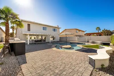 Image de Modern House in Lakes Community