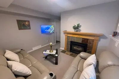 Image de Private Legal Suite in a Bi-Level Home