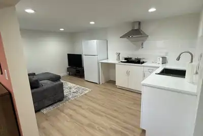 Image de Newly Remodeled Daylight Studio with Lake View
