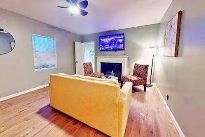 Image de Charming 2-Bed Oasis in Peaceful Sandusky, Tulsa—WiFi & Ac Included!