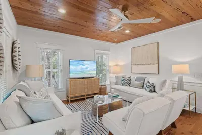 Image de Fin and Tonic | Remodeled | Walk To Beach