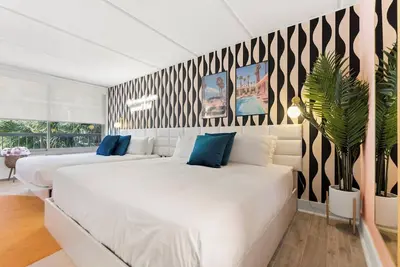 Image de The Tropical Groove Studio : 8 Mins to Disney World + Pool/Gym + 2 Beds