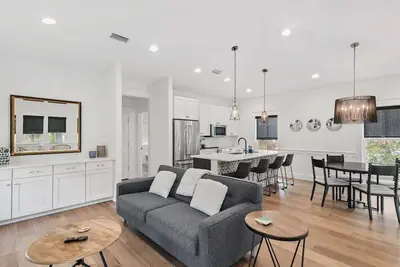 Image de 30a Caspian Blue Carriage House + Pet Friendly