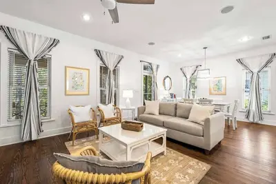 Image de The Story House | Walk To Beach | Pet Friendly