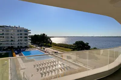 Image de Lake pool view with private beach access Garage