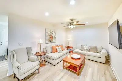 Image de Patio & Workspace: Peaceful Riverside Retreat!