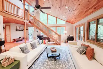 Image de Native Gem Mountain Chalet with Views Near Smoky Mountains, Trails & Waterfalls