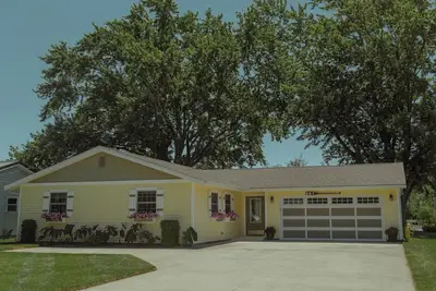 3-bdrm, step-free house, lake channel, 5 kayaks, paddleboat, grill and more!