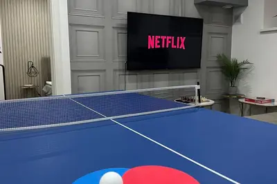 Image de Fun Packed Bham  \nApt with Pool Snooker Table Tennis!