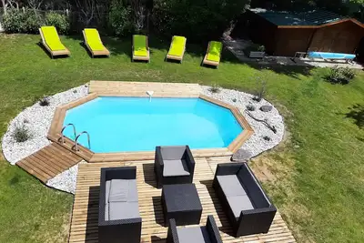 Image de Maison familiale avec piscine à proximité des plages, lacs, pistes cyclables.