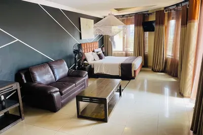 Stylish City Oasis: 5 Location - Pool - City View