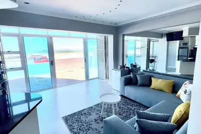 Image de Stunning 2-Bedroom Beachfront Apartment with Seaviews in Strand, Western Cape.