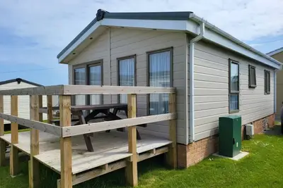 Image de A Cosy Lodge Family Retreat by the Tide, Where Comfort and Joy Reside!