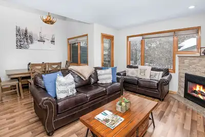 Image de Free Shuttle to Ski Resort | Walk to Restaurants | Deck