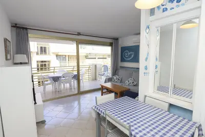 Image de Appartement au Bord de l'Eau avec Grande Terrasse et Climatisation