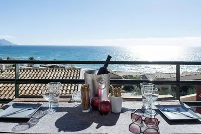 Image de Tranquil 2-bedrooms -2 barhrooms 1 living room with sea view! Enjoy your stay!