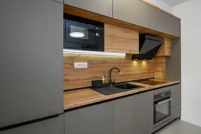 Image de Beautiful  2-Bedroom Apartment just few meters from the sea!