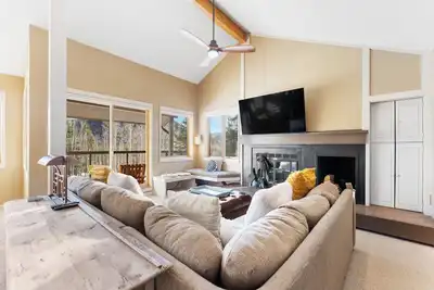 Image de Cozy Mountain Condo with Communal Pool House, 5 Minute Drive to Ski Village!