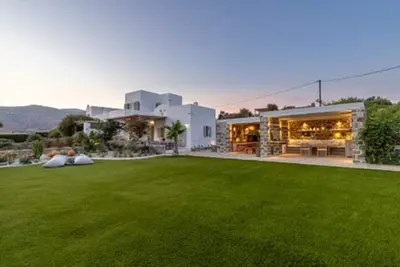 Image de 4 bedroom spacious home overlooking the famous Golden Beach