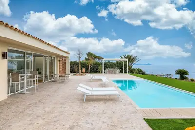 Image de Villa Ibaia - Luxe Contemporain, Vue Mer Panoramique, Piscine Chauffée et Accès Plage à 5 min à pieds