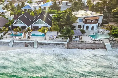 Image de Solymar Staffed Beach Front Villa