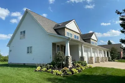 Image de 3-bedroom Townhome in charming Flushing with Swimming Pool Access