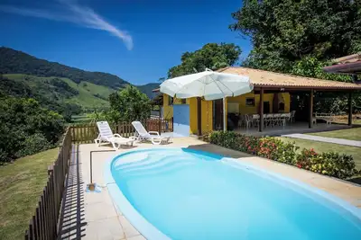 Image de Casa ampla c piscina e churrasq em meio à natureza