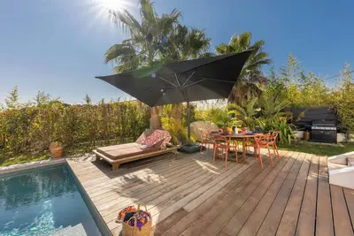 Image de 2 belles chambres privées avec piscine et jardin vue mer