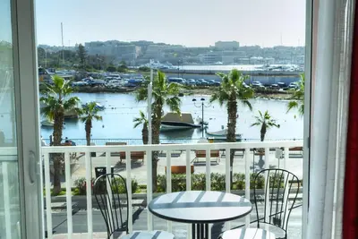 Image de Spacious seafront 2 bedrooms with hot tub Gogzr-5