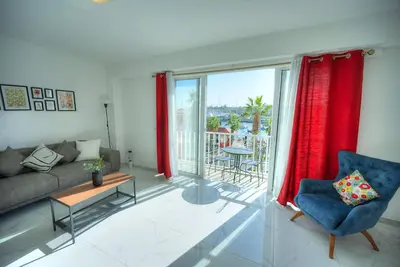 Image de Seafront 2 bedroom with balcony & jacuzzi Gogzr-6