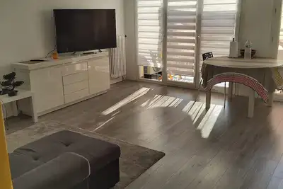 Grand T2, proximité  centre, gare, golf, commerces. . . Parking  privé inclus